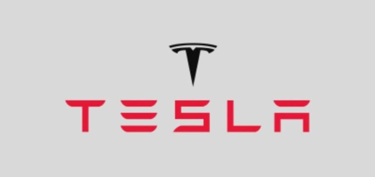 Read more about the article Tesla Shares Fall 3.8% on Insider Selling, Market Pressures